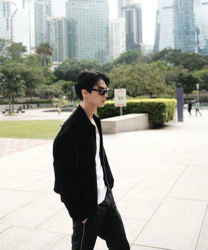 outfit cowok mamba ala Win (instagram.com/winmetawin)