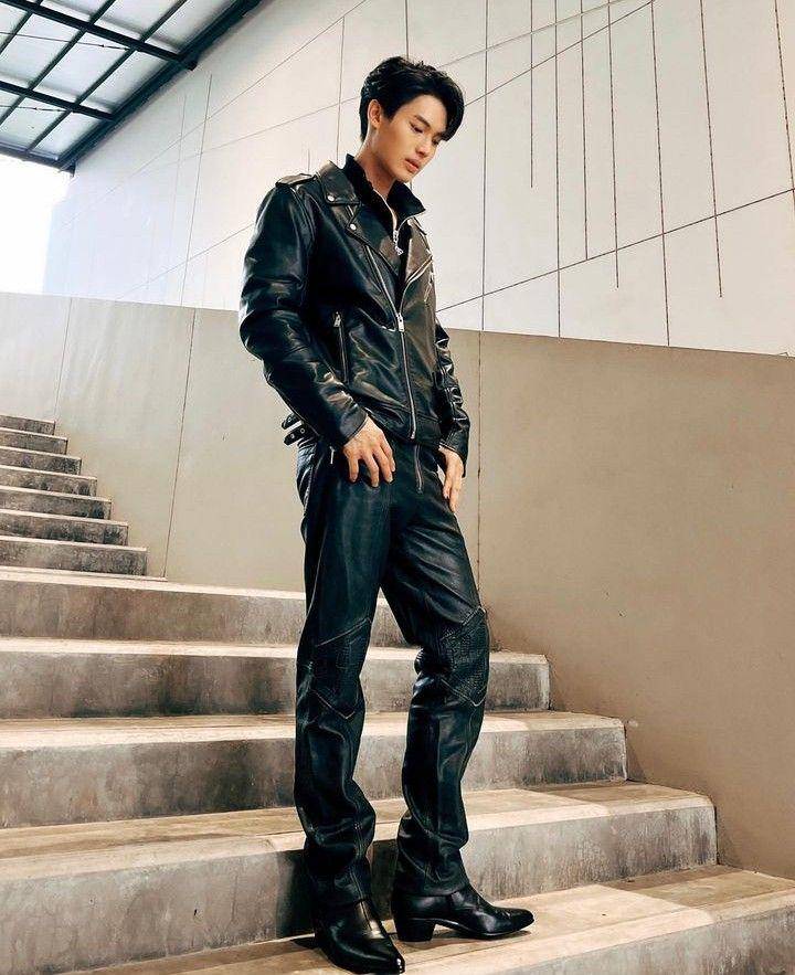 outfit cowok mamba ala Win (instagram.com/winmetawin)