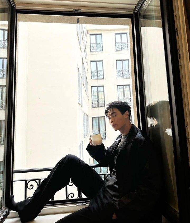 outfit cowok mamba ala Win (instagram.com/winmetawin)