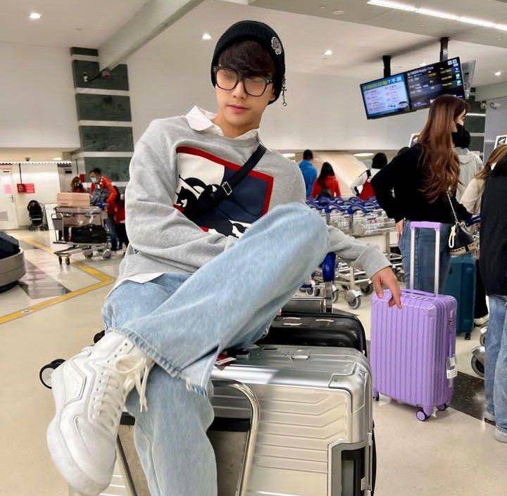 outfit white sneakers ala Ohm (instagram.com/ohmpawat)