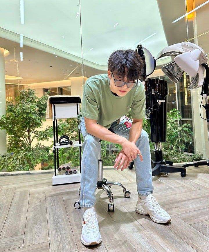 outfit white sneakers ala Ohm (instagram.com/ohmpawat)