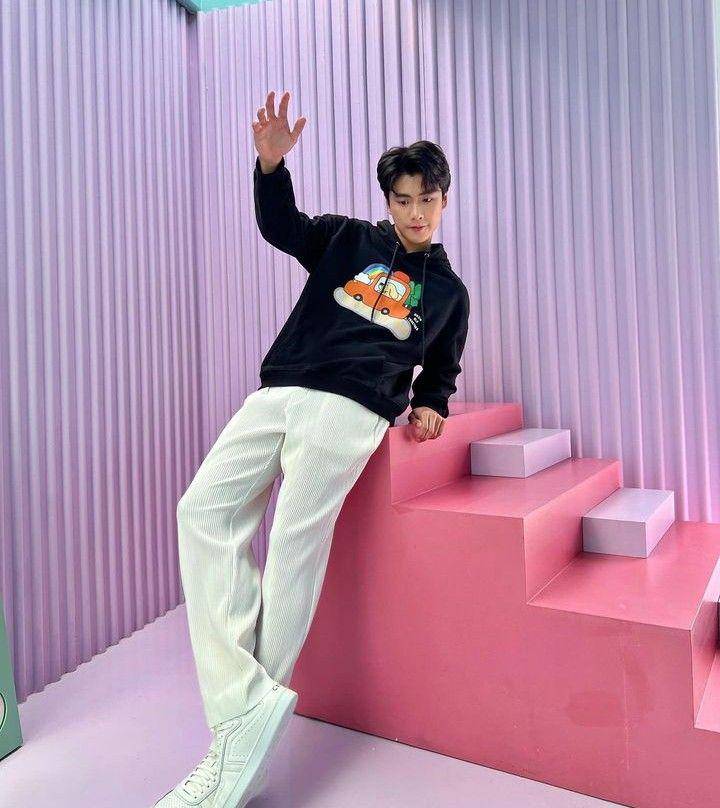 outfit white sneakers ala Ohm (instagram.com/ohmpawat)