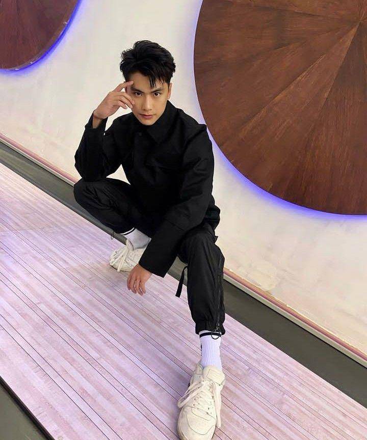 outfit white sneakers ala Ohm (instagram.com/ohmpawat)