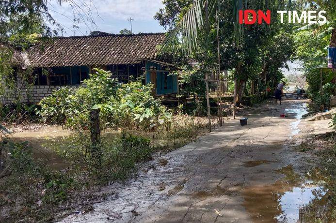 Banjir di Lamongan mulai surut, sejumlah warga mulai membersihkan sisa-sisa endapan lumpur. IDN Times/Imron