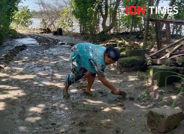 Banjir di Lamongan Mulai Surut, Warga Mulai Bersihkan Endapan Lumpur