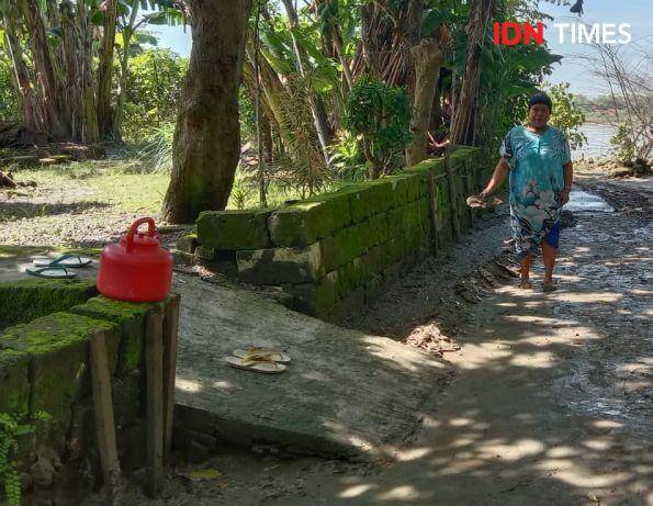 Banjir di Lamongan mulai surut, sejumlah warga mulai membersihkan sisa-sisa endapan lumpur. IDN Times/Imron