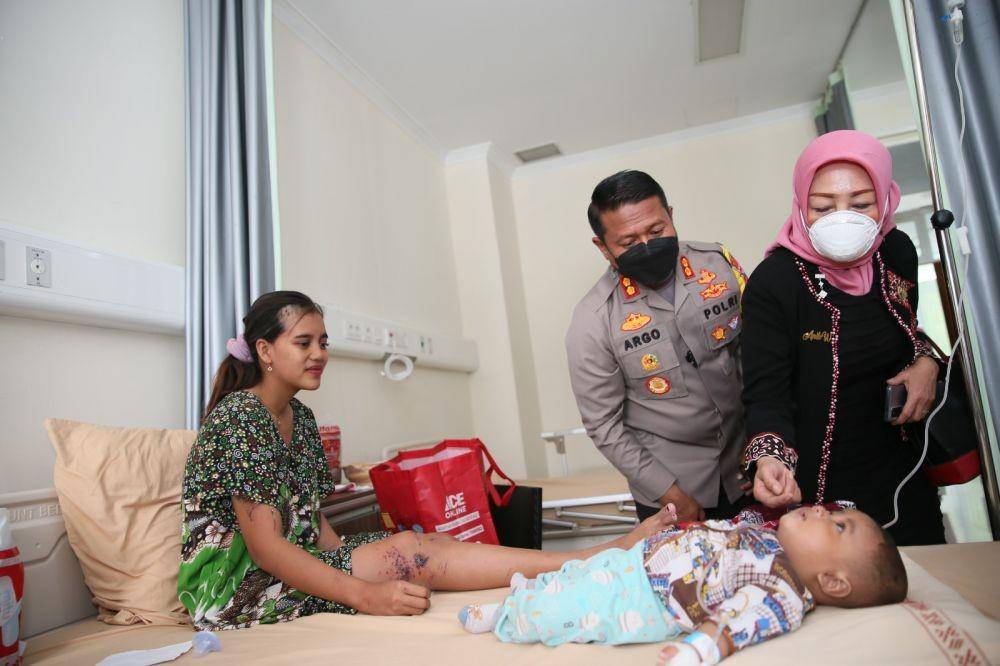 Kapolres Blitar Kota, AKBP Argowiyono saat melihat kondisi bayi korban ledakan petasan. IDN Times/ istimewa