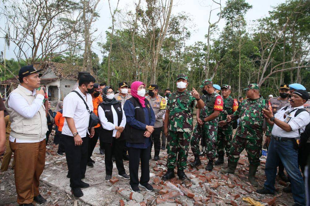Gubernur Jatim Khofifah Indar Parawansa saat meninjau lokasi ledakan petasan di Blitar. IDN Times/ istimewa