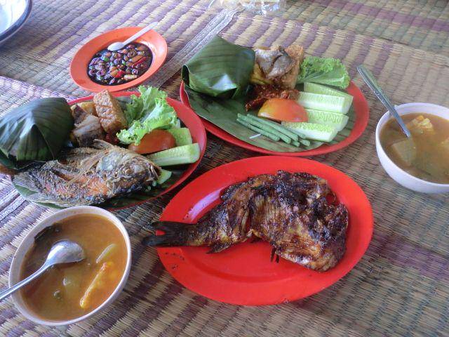 Kombinasi menu makan siang sederhana (commons.wikimedia.org/Andini Rizky)