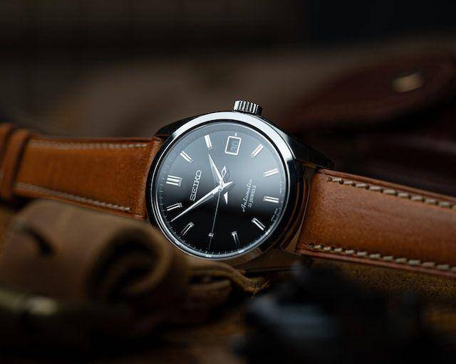 Jam tangan strap leather (unsplash/Paul Cuoco)