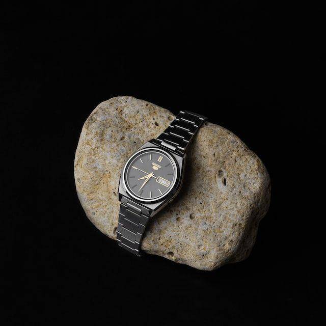 Jam tangan stainless steel (unsplash/Pavlo Talpa)
