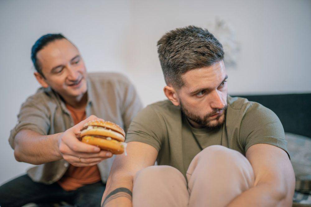ilustrasi memberikan makanan (pexels.com/Alena Darmel)