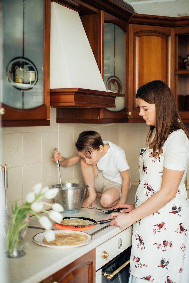 ilustrasi orang yang sedang masak ledre ketan khas Solo (pexels.com/Elina Fairytale)