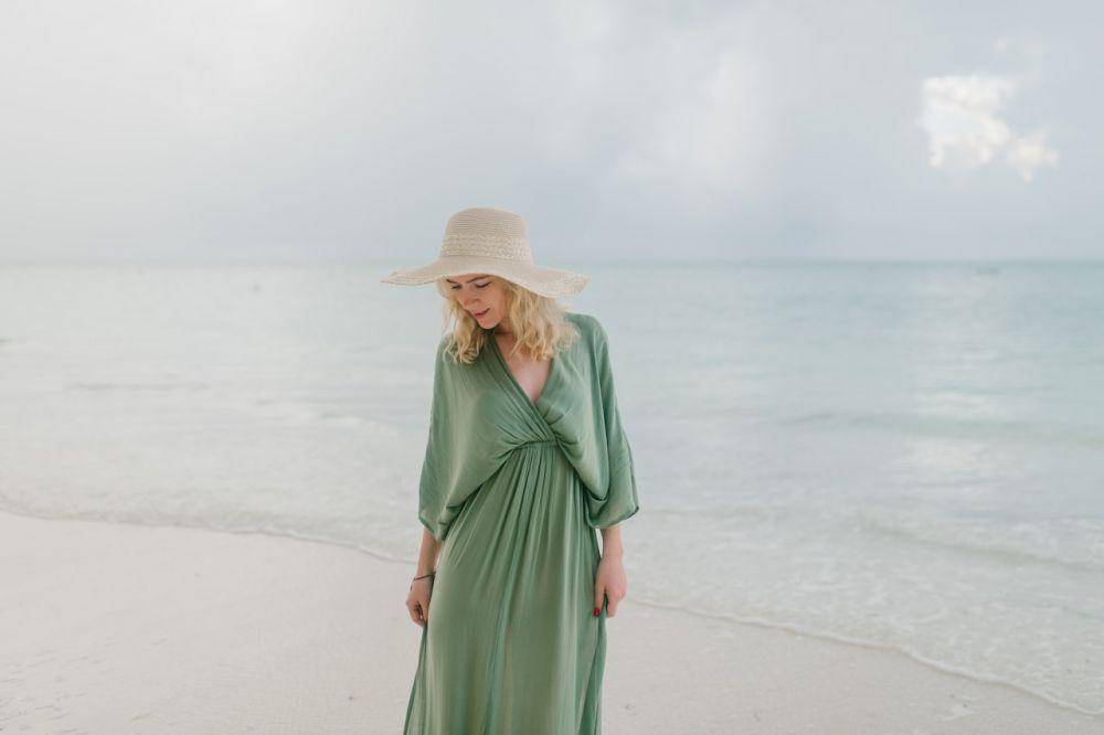 ilustrasi wanita mengenakan dress di pantai (pexels.com/Julia Volk)