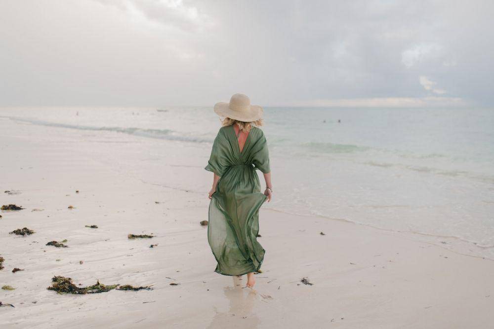 ilustrasi wanita mengenakan maxi cover-up dress di pantai (pexels.com/Julia Volk)