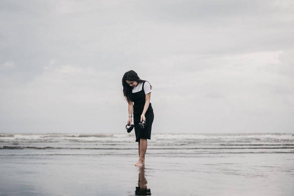 ilustrasi wanita mengenakan overall dress di pantai (pexels.com/Kim Comendador)