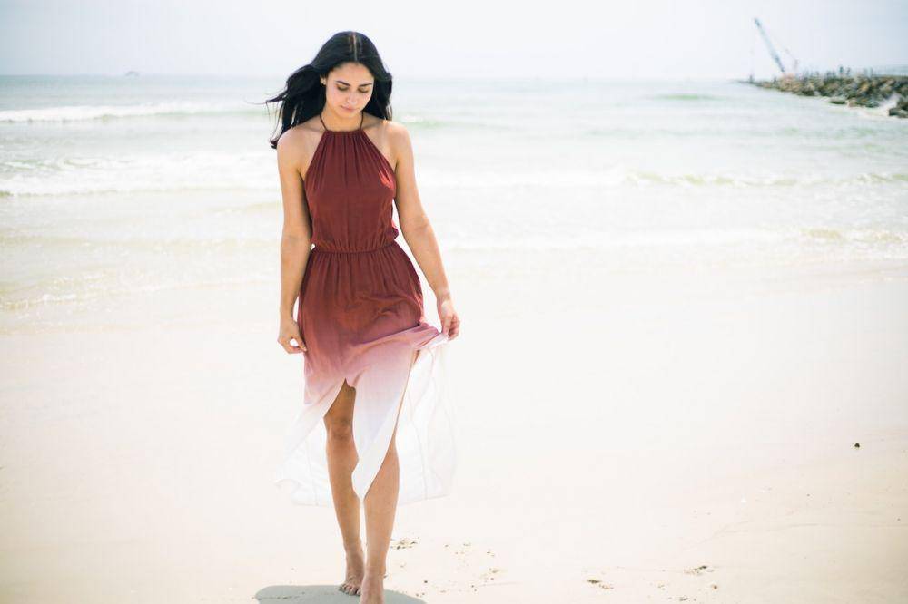 ilustrasi wanita mengenakan sleeveless dress di pantai (pexels.com/Mauricio Castro)