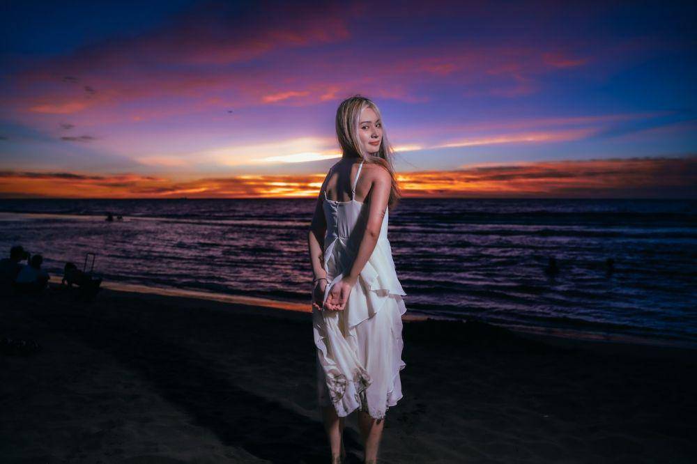 ilustrasi wanita mengenakan white dress di pantai (pexels.com/Red-heart Li)