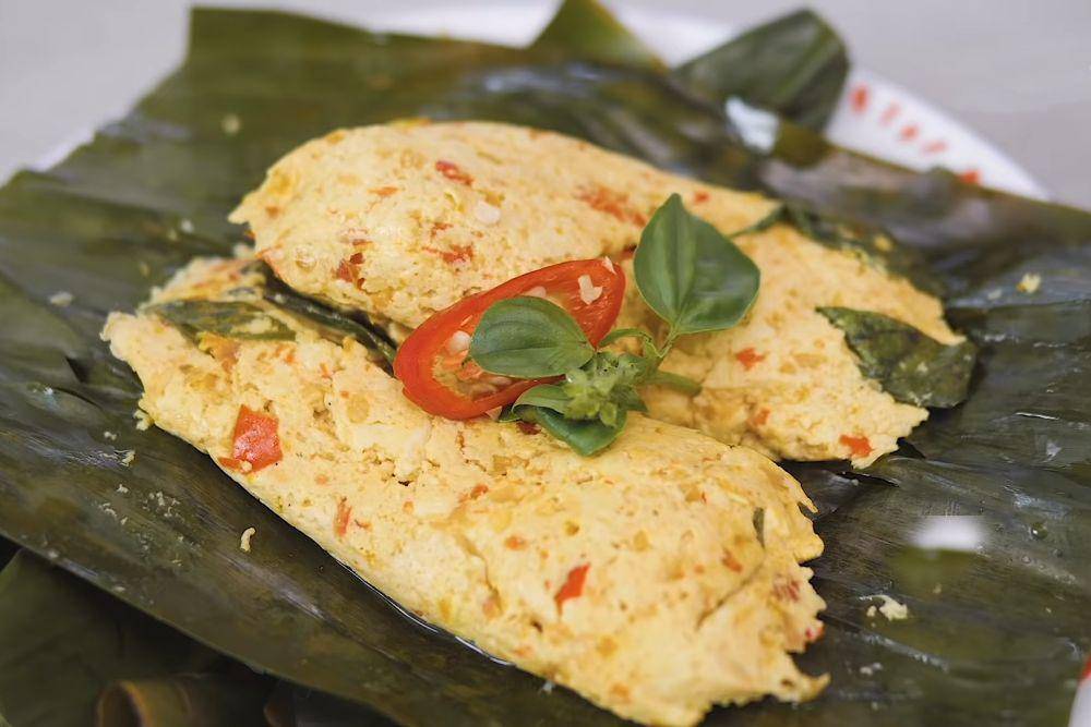 Kombinasi makan siang, pepes tahu (youtube.com/Ade Koerniawan)
