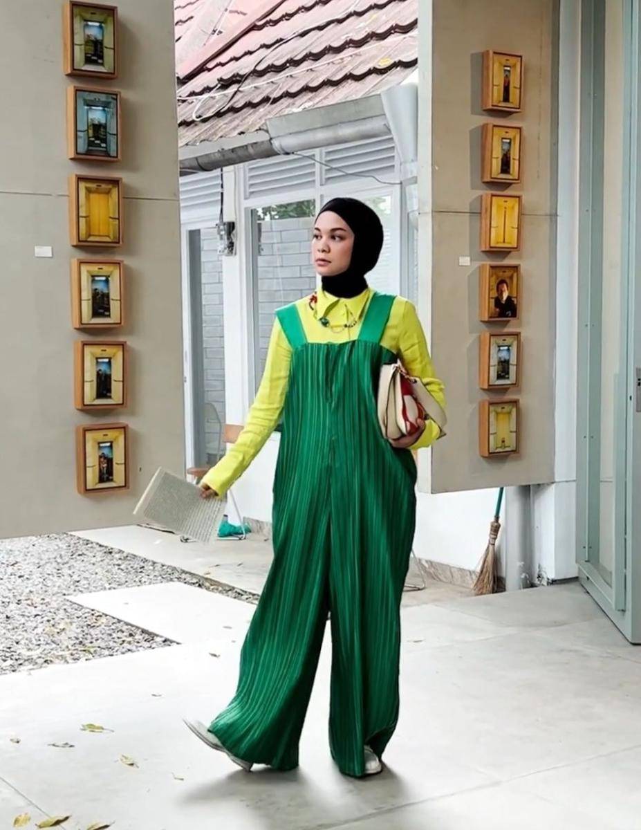 OOTD hijab warna hijau neon (instagram.com/tantrinamirah)