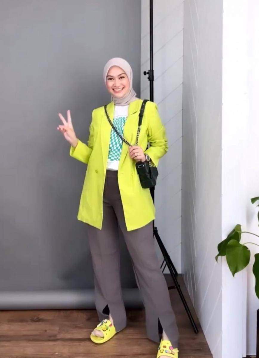 OOTD hijab warna hijau neon (instagram.com/indahnadapuspita)