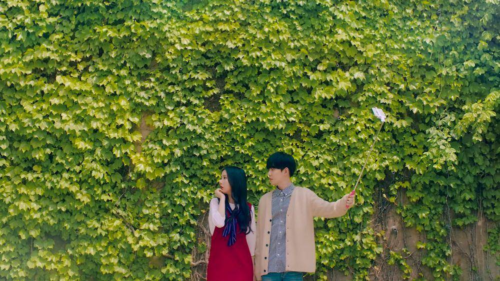 cuplikan MV "Inferiority Complex" dari Park Kyung dan Eunha (youtube.com/Stone Music Entertainment)