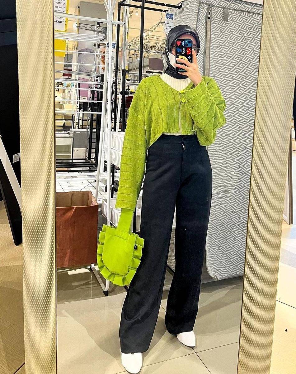OOTD hijab warna hijau neon (instagram.com/oliviaaptr)