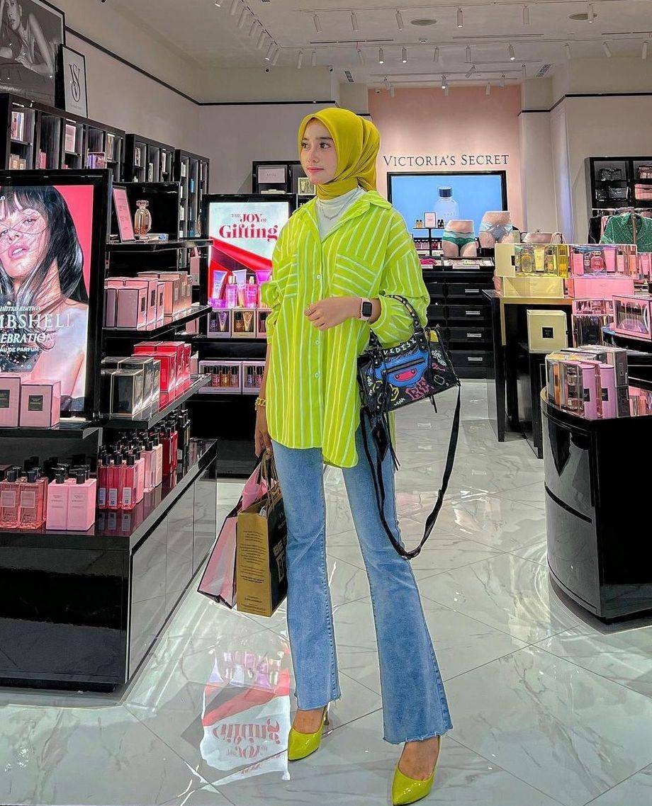 OOTD hijab warna hijau neon (instagram.com/_nbillaa)