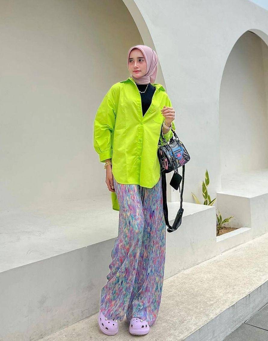 OOTD hijab warna hijau neon (instagram.com/_nbillaa)