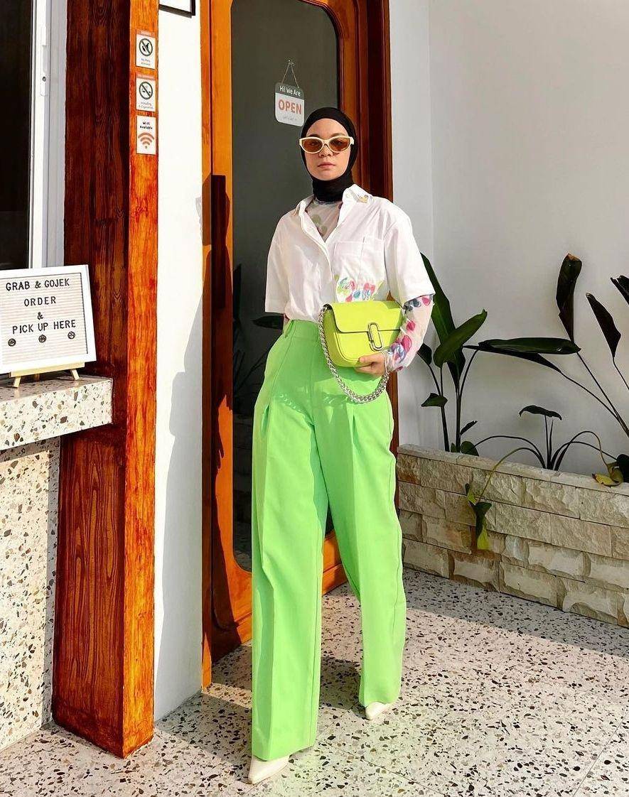 OOTD hijab warna hijau neon (instagram.com/tantrinamirah)