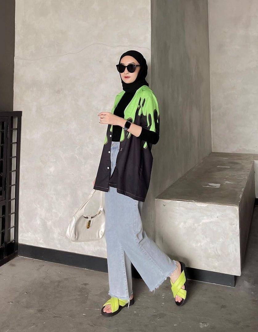 OOTD hijab warna hijau neon (instagram.com/ingridyulikaa)