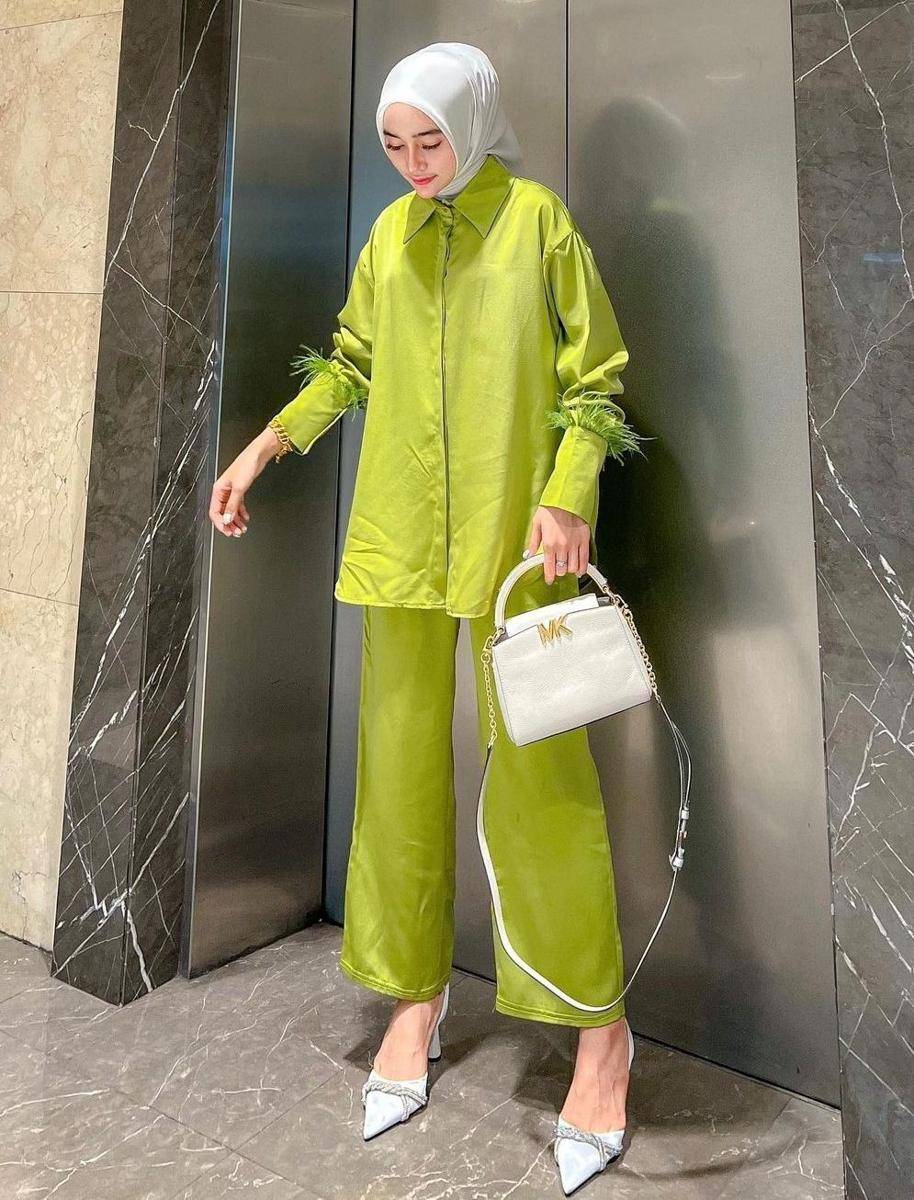 OOTD hijab warna hijau neon (instagram.com/_nbillaa)