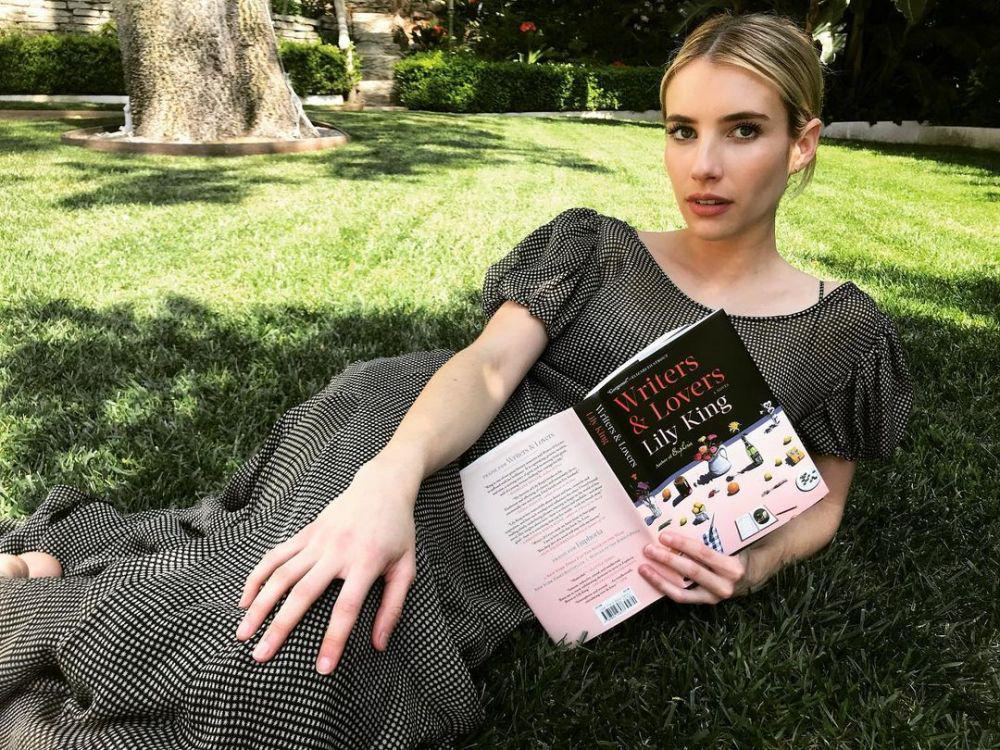 9 Foto Pakai Buku ala Artis Emma Roberts, Inspirasi Bookstagramers