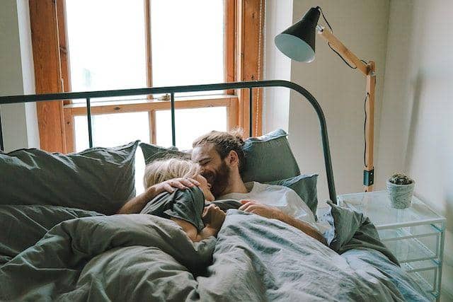 5 Perbedaan Having Sex dan Making Love, Pahami Bro!