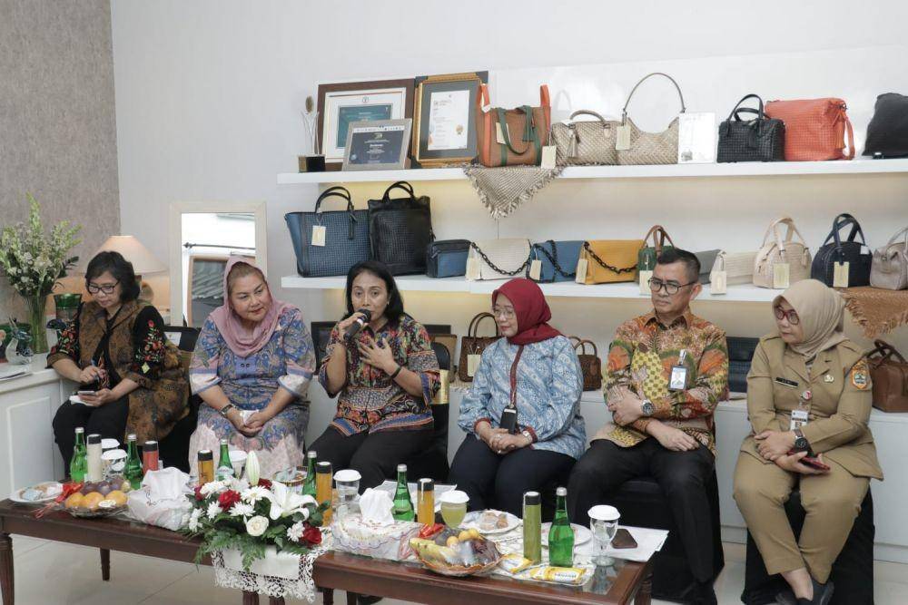 Menteri Pemberdayaan Perempuan dan Perlindungan Anak (PPPA) Bintang Puspayoga saat mengunjungi Kelompok Subsisten/Penyintas Asmarandhana di kota Semarang, Senin (20/2/2023) (Dok. Kemen PPPA)