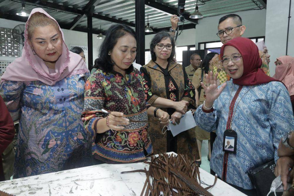 Menteri Pemberdayaan Perempuan dan Perlindungan Anak (PPPA) Bintang Puspayoga saat mengunjungi Kelompok Subsisten/Penyintas Asmarandhana di kota Semarang, Senin (20/2/2023) (Dok. Kemen PPPA)