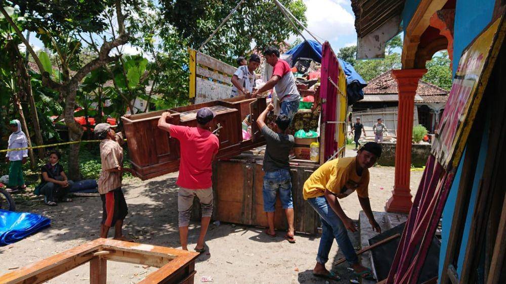 Warga korban terdampak ledakan petasan di Blitar memindahkan perabotan rumah tangga. IDN Times/ Bramanta Pamungkas