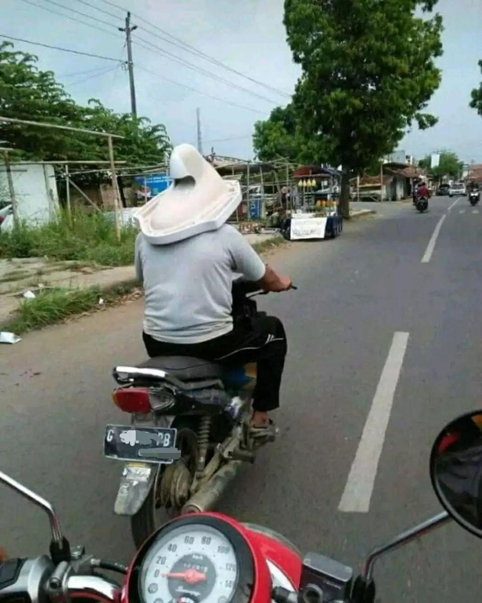 10 Tingkah Nyeleneh saat Membawa Barang, Ada Saja Caranya