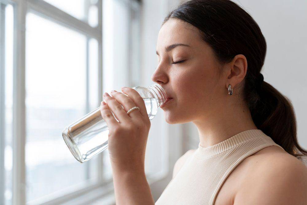 ilustrasi wanita yang sedang minum air mineral (freepik.com/freepik)