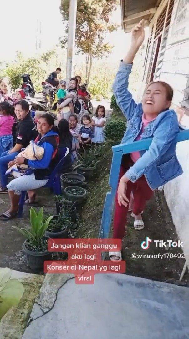 parodi penonton konser Nepal (tiktok.com/@wirasofy170492)