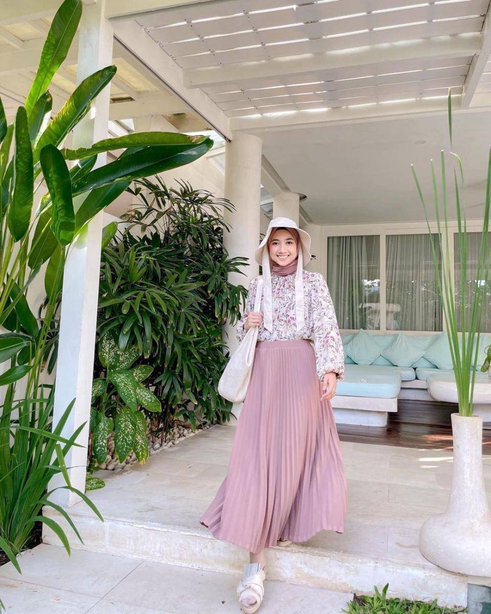 outfit dengan topi untuk ke pantai (instagram.com/richaeu)