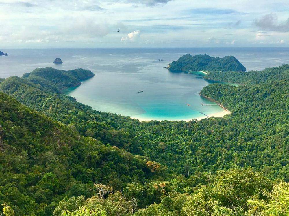 potret Ha Long Bay (instagram.com/chrislaneis)
