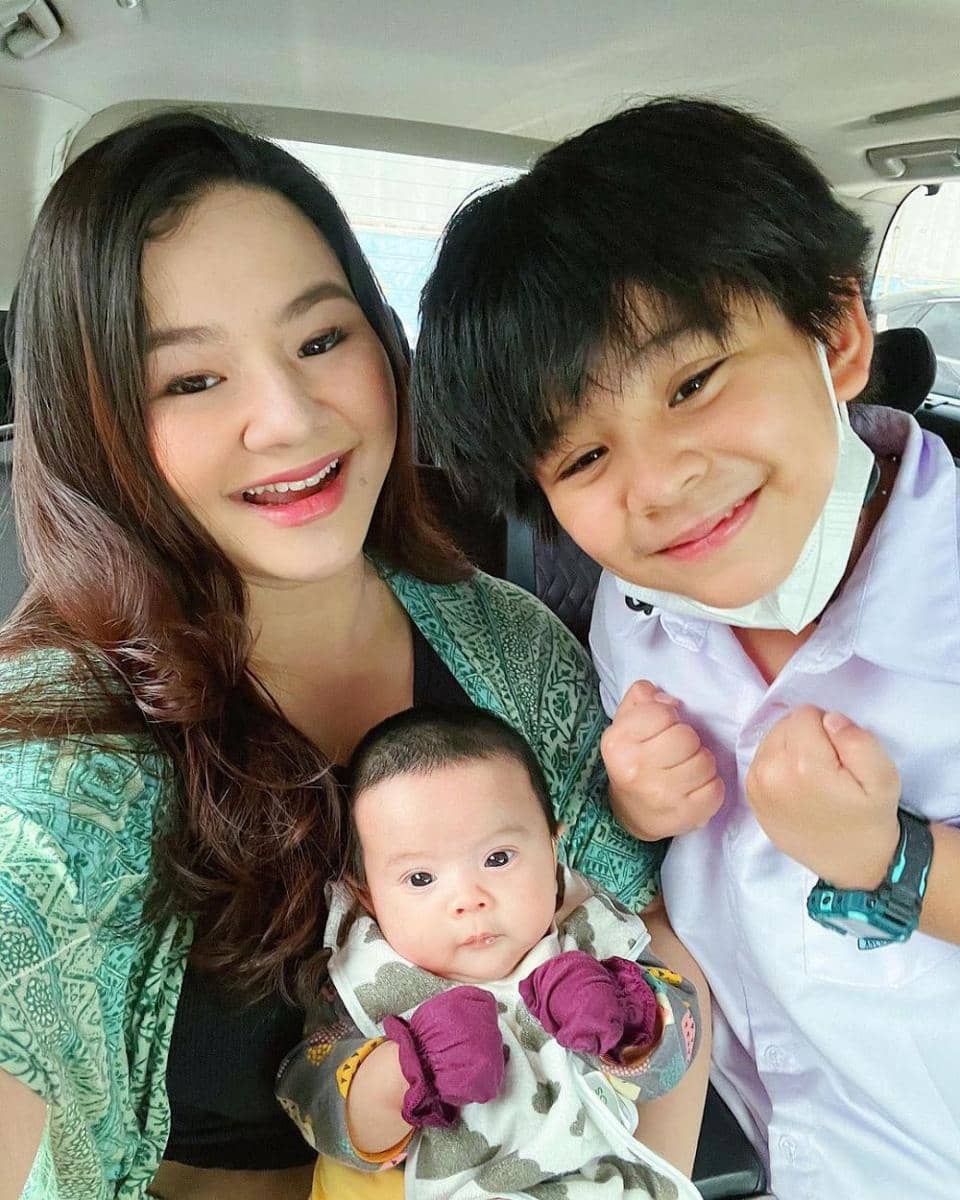 potret Eriska Rein dan dua buah hatinya (instagram.com/eriskarein)