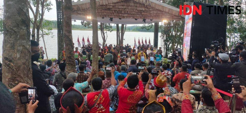 Presiden Joko "Jokowi" Widodo menyerahkan kepemilikan Perhutanan Sosial dan Tanah Objek Reforma Agraria (TORA) kepada perwakilan masyarakat adat di Balikpapan Kalimantan Timur, Rabu (22/2/2023). (IDN Times/Hilmansyah)