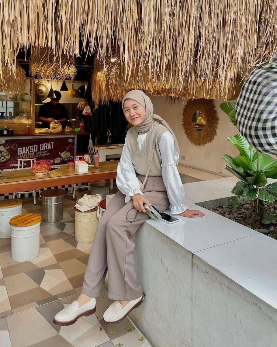 inspirasi padu padan outfit earth tone color (instagram.com/ndahdwi_)