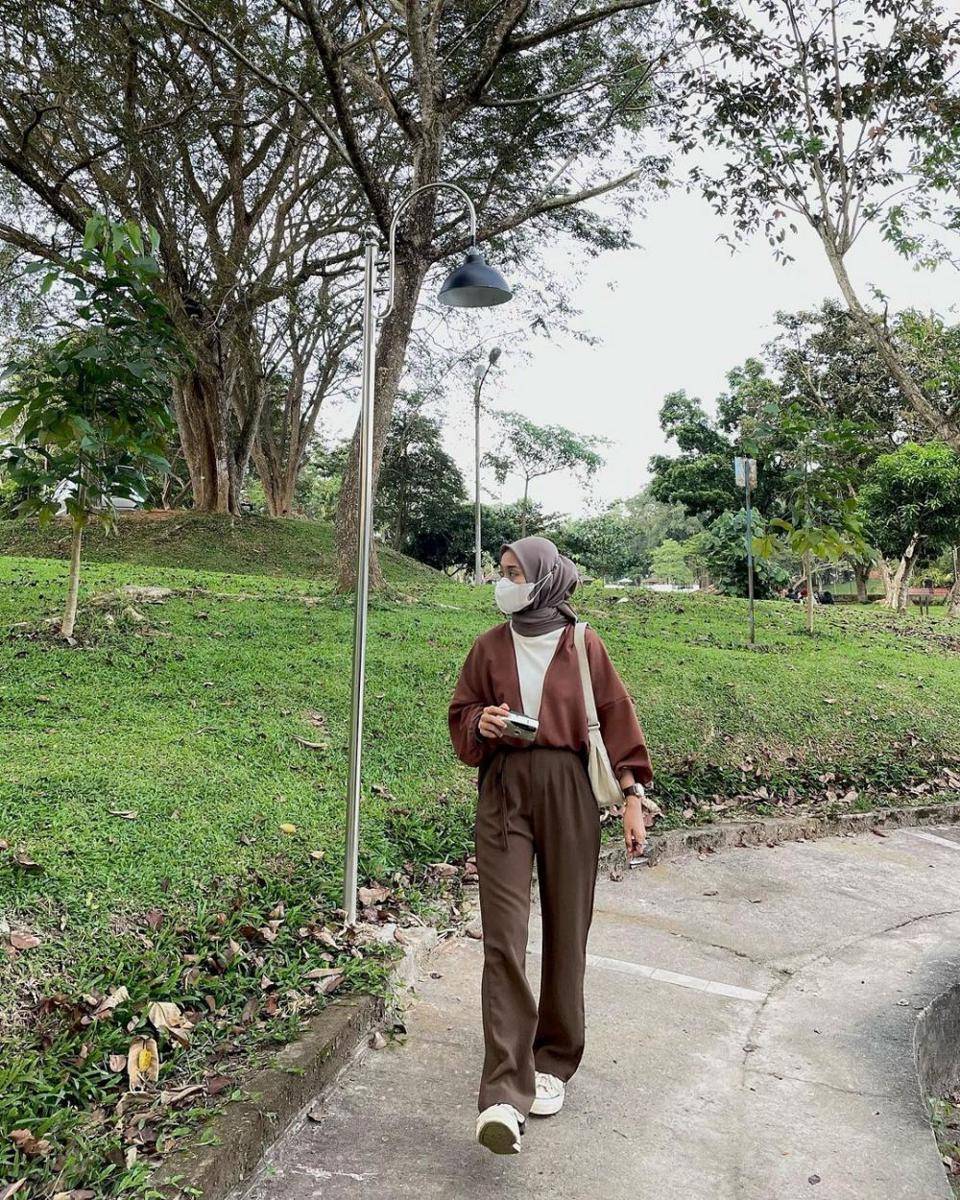 inspirasi padu padan outfit earth tone color (instagram.com/ndahdwi_)