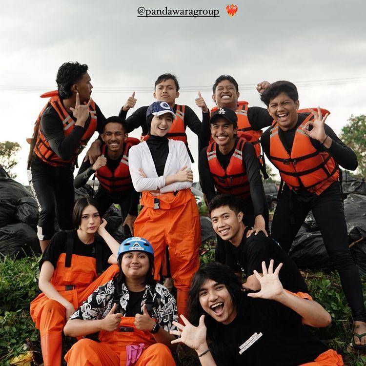 potret Tamara Dai bersihkan sampah (instagram.com/tamaradai)