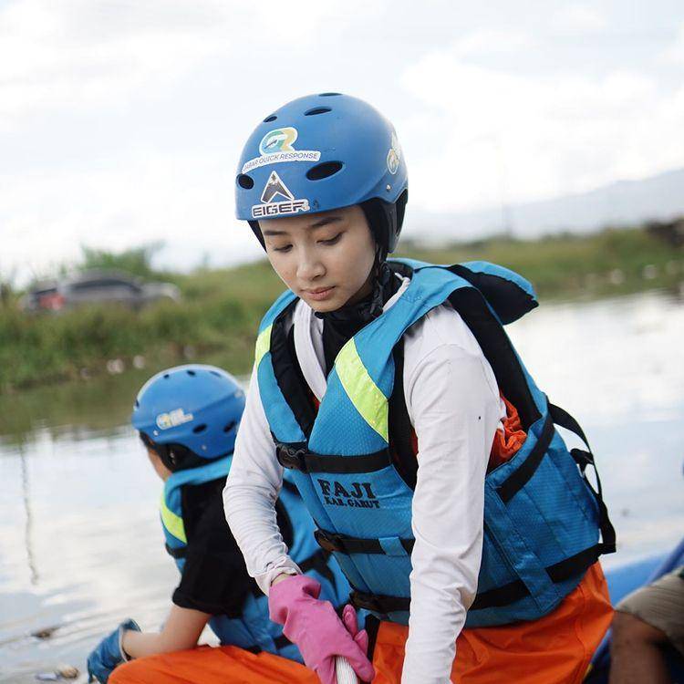 potret Tamara Dai bersihkan sampah (instagram.com/ansellmaputri)