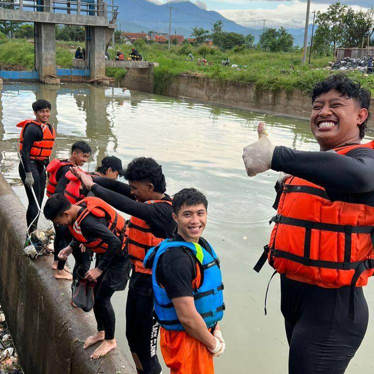 potret Tamara Dai bersihkan sampah (instagram.com/ansellmaputri)