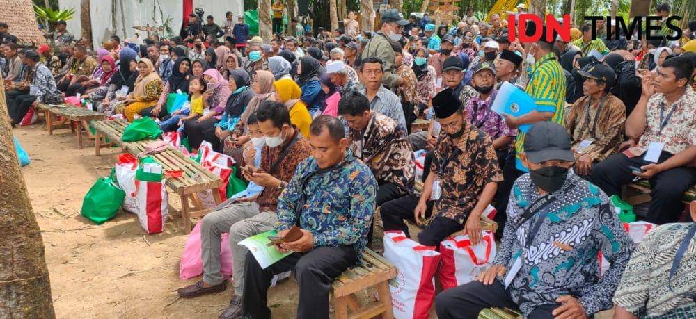 Presiden Joko "Jokowi" Widodo menyerahkan kepemilikan Perhutanan Sosial dan Tanah Objek Reforma Agraria (TORA) kepada perwakilan masyarakat adat di Balikpapan Kalimantan Timur, Rabu (22/2/2023). (IDN Times/Hilmansyah)